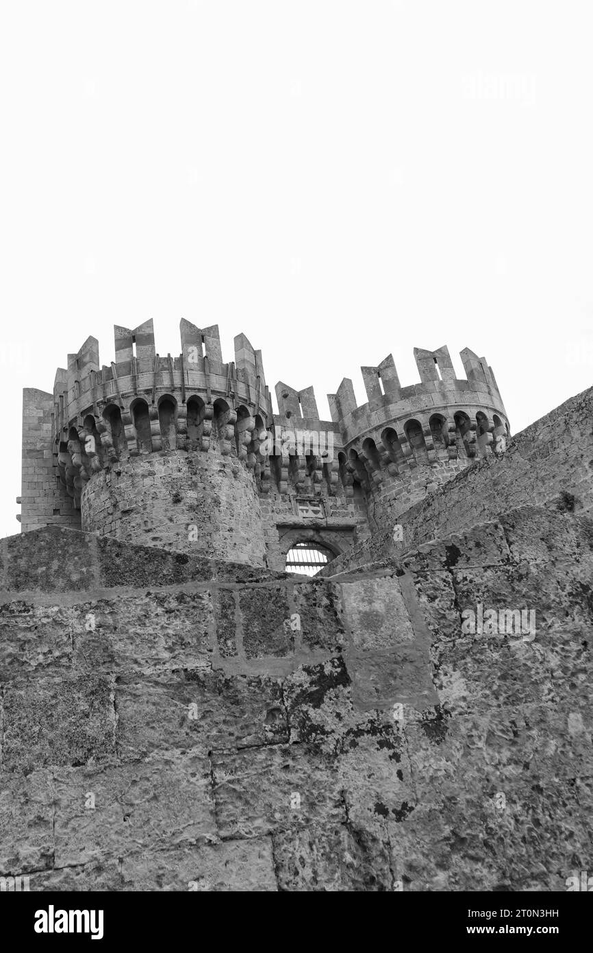 Schwarz-weiß-Blick auf die oberste Festung des Palastes des Großmeisters der Ritter von Rhodos Stockfoto