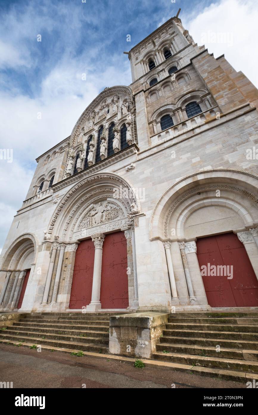 Fassade der Benediktiner- und Cluniakabteikirche und des Klosters in Vézelay im ostzentralen französischen Département Yonne Stockfoto