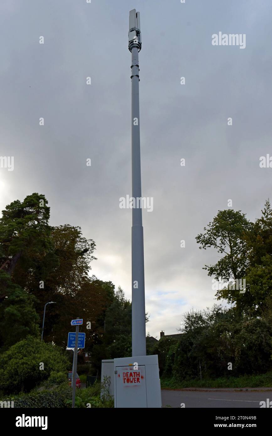 Graffiti-Schablonen von 5g Handy Mast Verschwörungstheorie über Gesundheit und EMP Bedenken auf Handy Antenne Equient in Chepstow, Wales Stockfoto