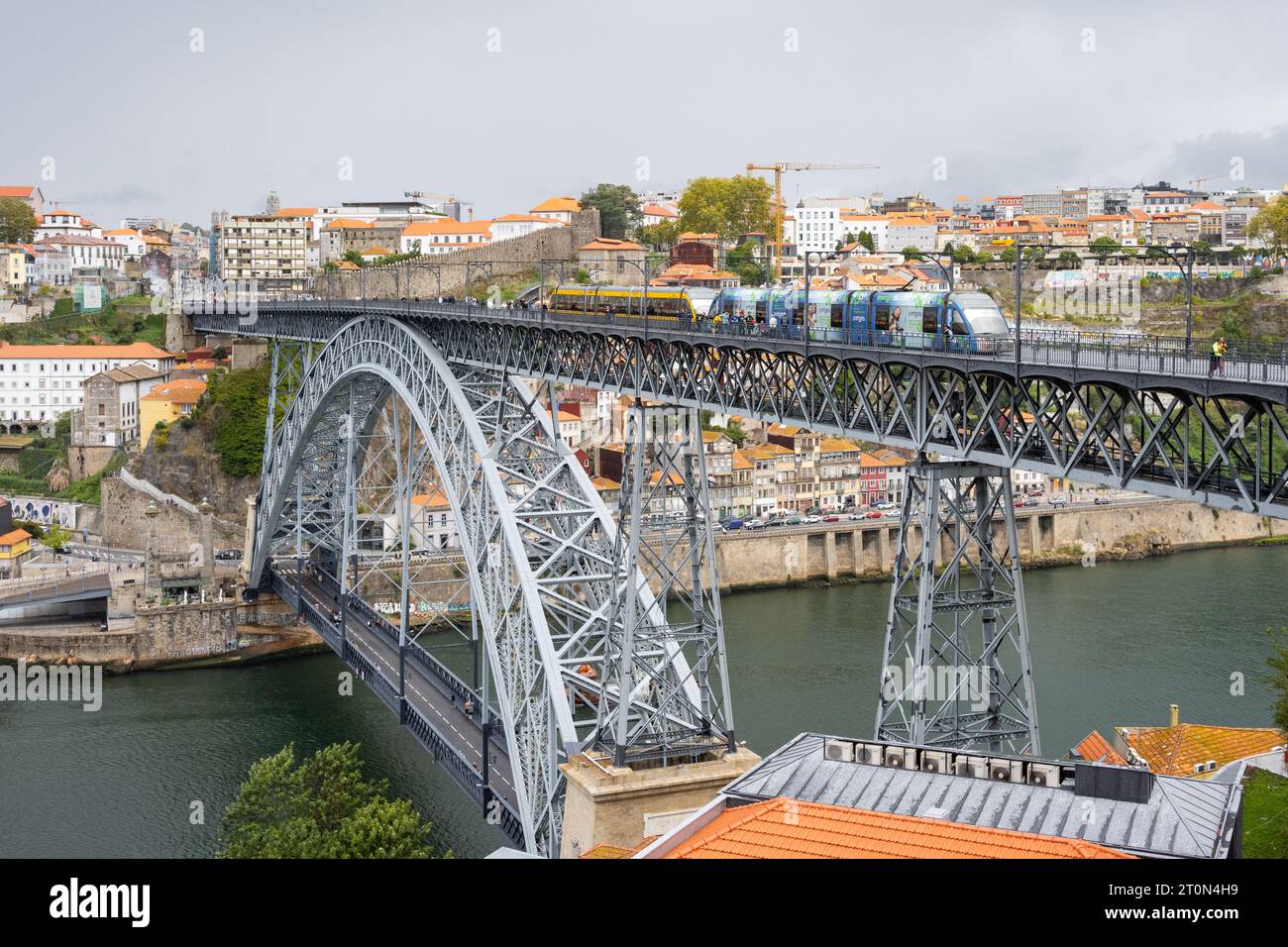 U-Bahn-Straßenbahn überquert die Dom Luis I Brücke in Porto, Portugal Stockfoto