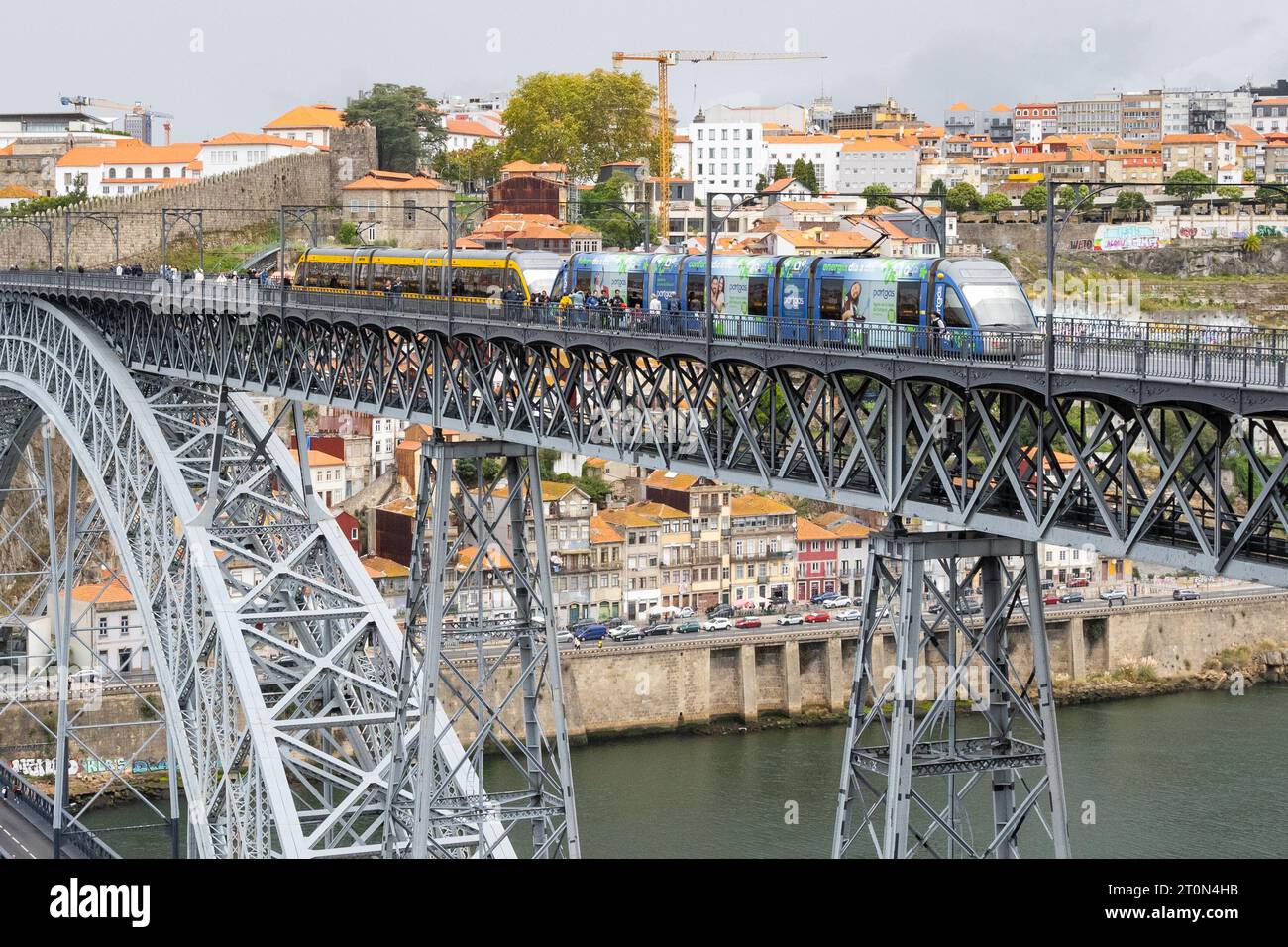 U-Bahn-Straßenbahn überquert die Dom Luis I Brücke in Porto, Portugal Stockfoto
