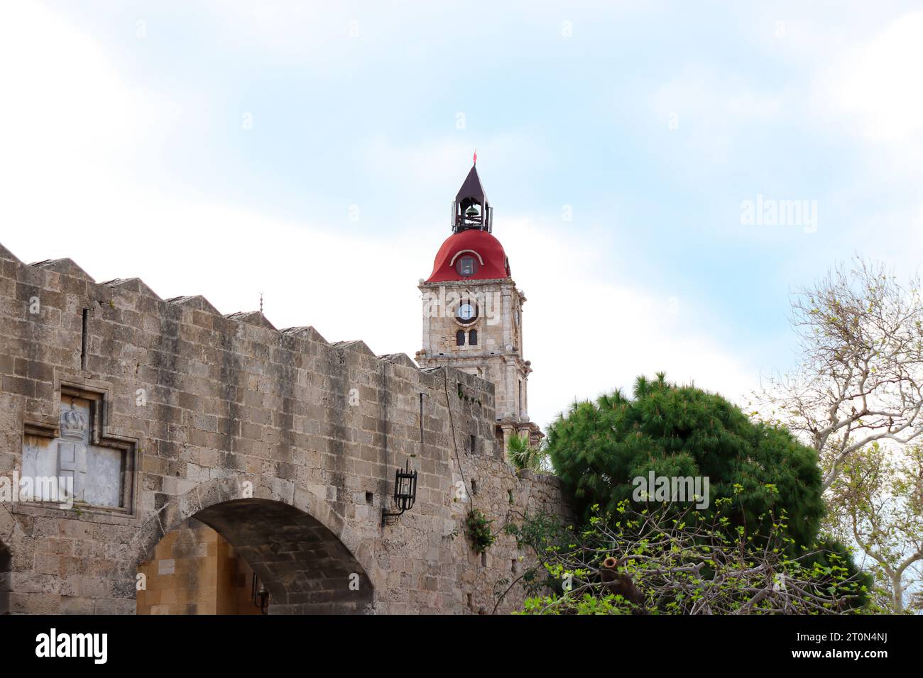 Roloi Uhrenturm ein mittelalterliches Architekturgebäude in bester Lage in Rhodos, Altstadt Stockfoto