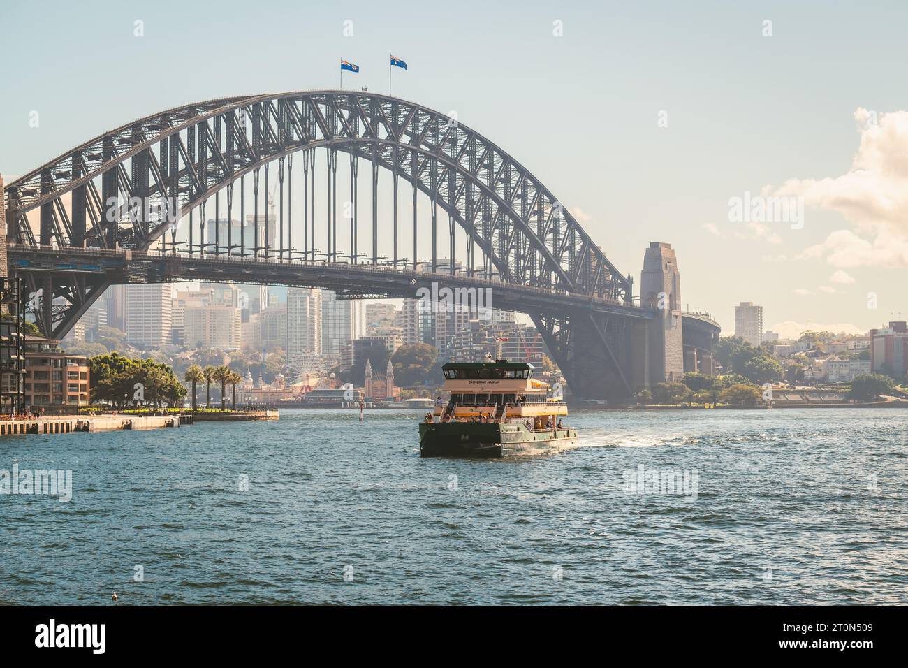 Sydney, NSW, Australien - 17. April 2022: Catherine Hamlin Ferry erreicht Circular Quay an einem Tag. Die Sydney Harbour Bridge ist im Hinterland zu sehen Stockfoto