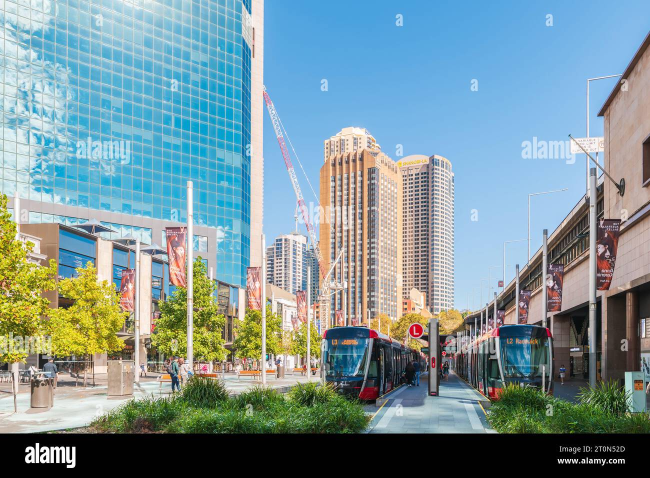 Sydney, NSW, Australien - 17. April 2022: Straßenbahnstation Circular Quay, an der Menschen an einem hellen Tag in die Straßenbahn steigen Stockfoto