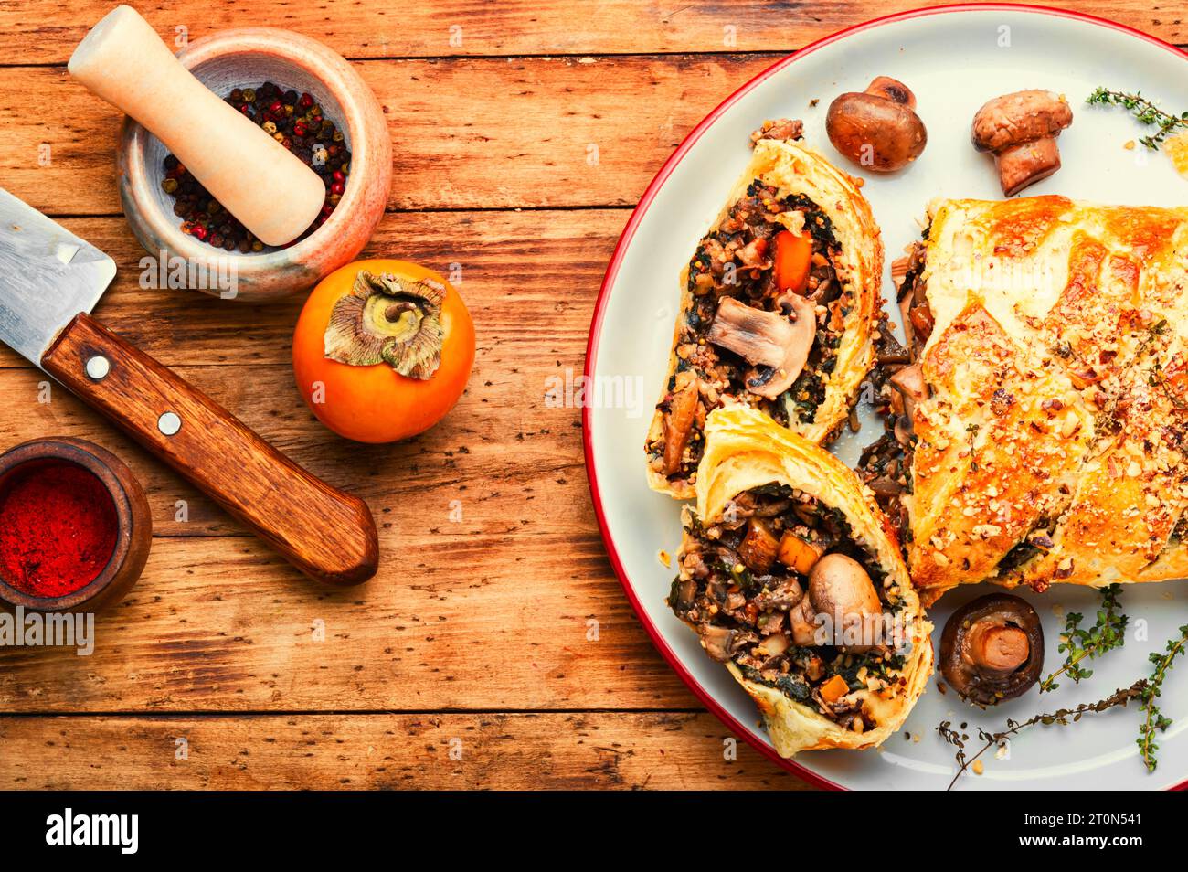 Geschlossener, hausgemachter Pilzkuchen, in Scheiben geschnittener Pilzkuchen. Stockfoto