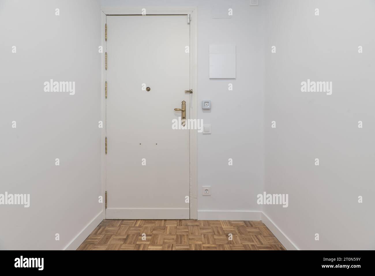 Flur eines Hauses mit weißer hölzerner gepanzerter Tür mit frisch gestrichenem glattem weiß Stockfoto