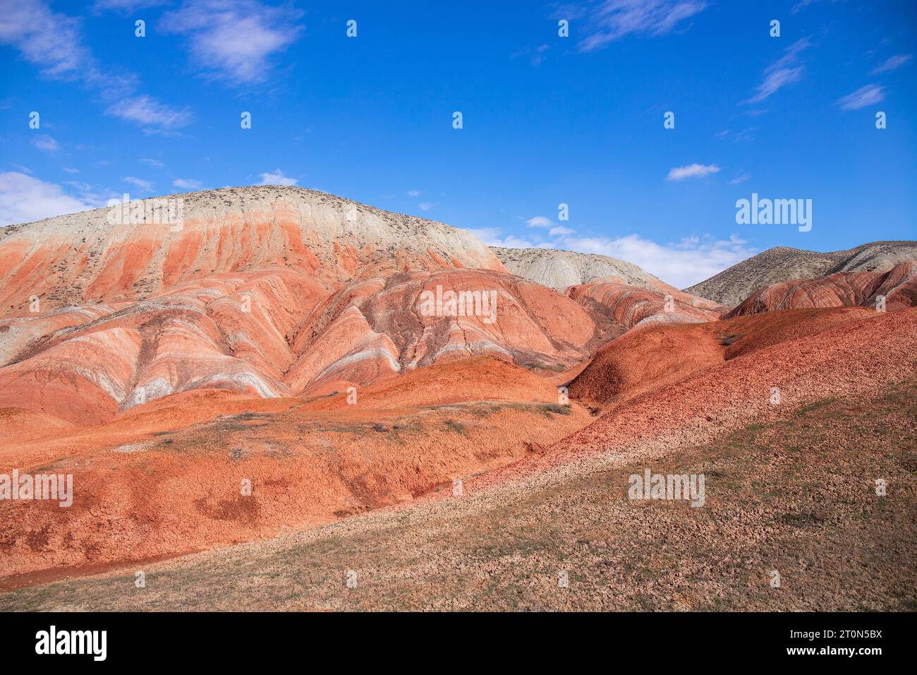 Wunderschöne Berge mit roten Streifen. Khizi-Region. Aserbaidschan. Stockfoto