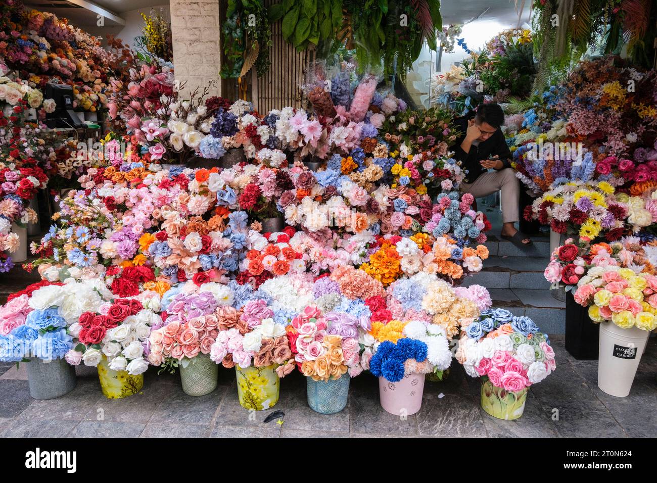 Hanoi, Vietnam. Hang Ma Street, Künstliche Blumen. Stockfoto