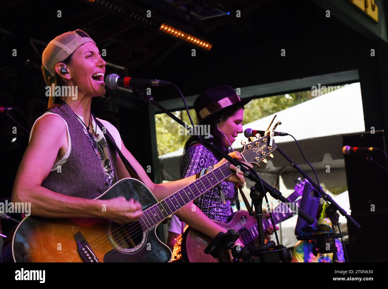 Live Oak, Usa. Oktober 2023. Die Ain't Sisters treten beim siebten jährlichen Suwannee Roots Revival Musikfestival im Spirit of the Suwannee Music Park in Live Oak auf. (Foto: Paul Hennessy/SOPA Images/SIPA USA) Credit: SIPA USA/Alamy Live News Stockfoto