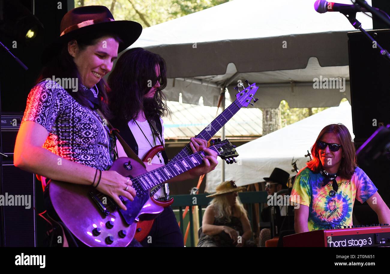 Live Oak, Usa. Oktober 2023. Die Ain't Sisters treten beim siebten jährlichen Suwannee Roots Revival Musikfestival im Spirit of the Suwannee Music Park in Live Oak auf. (Foto: Paul Hennessy/SOPA Images/SIPA USA) Credit: SIPA USA/Alamy Live News Stockfoto