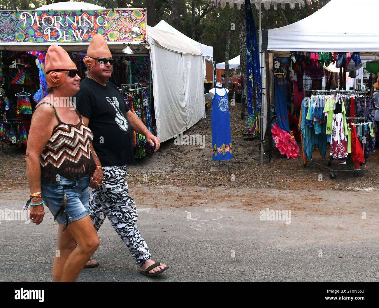 Live Oak, Usa. Oktober 2023. Menschen in Konehead-Kostümen gehen beim siebten jährlichen Suwannee Roots Revival Musikfestival im Spirit of the Suwannee Music Park in Live Oak, Florida, vorbei. (Foto: Paul Hennessy/SOPA Images/SIPA USA) Credit: SIPA USA/Alamy Live News Stockfoto