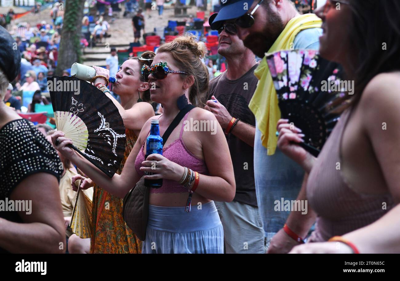 Live Oak, Usa. Oktober 2023. Beim siebten jährlichen Musikfestival Suwannee Roots Revival im Spirit of the Suwannee Music Park in Live Oak tanzen die Menschen zur Musik. (Foto: Paul Hennessy/SOPA Images/SIPA USA) Credit: SIPA USA/Alamy Live News Stockfoto