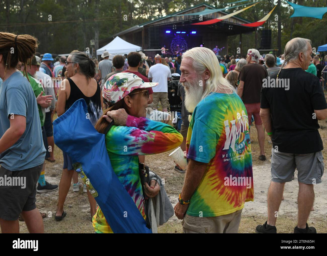 Live Oak, Usa. Oktober 2023. Die Menschen genießen die Musik beim siebten jährlichen Musikfestival Suwannee Roots Revival im Spirit of the Suwannee Music Park in Live Oak. (Foto: Paul Hennessy/SOPA Images/SIPA USA) Credit: SIPA USA/Alamy Live News Stockfoto