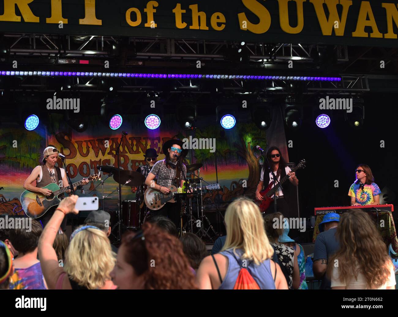 Live Oak, Usa. Oktober 2023. Die Ain't Sisters treten beim siebten jährlichen Suwannee Roots Revival Musikfestival im Spirit of the Suwannee Music Park in Live Oak auf. (Foto: Paul Hennessy/SOPA Images/SIPA USA) Credit: SIPA USA/Alamy Live News Stockfoto