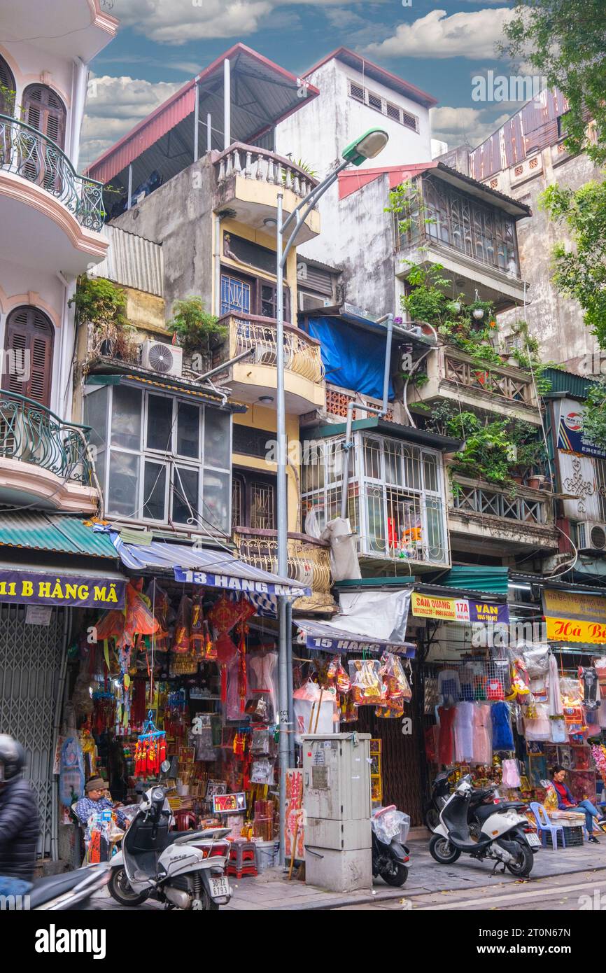 Hanoi, Vietnam. Hang Ma Street. Architektur. Grundsteuern basierend auf der Länge der Frontage führen zu vielen engen Gebäuden. Stockfoto