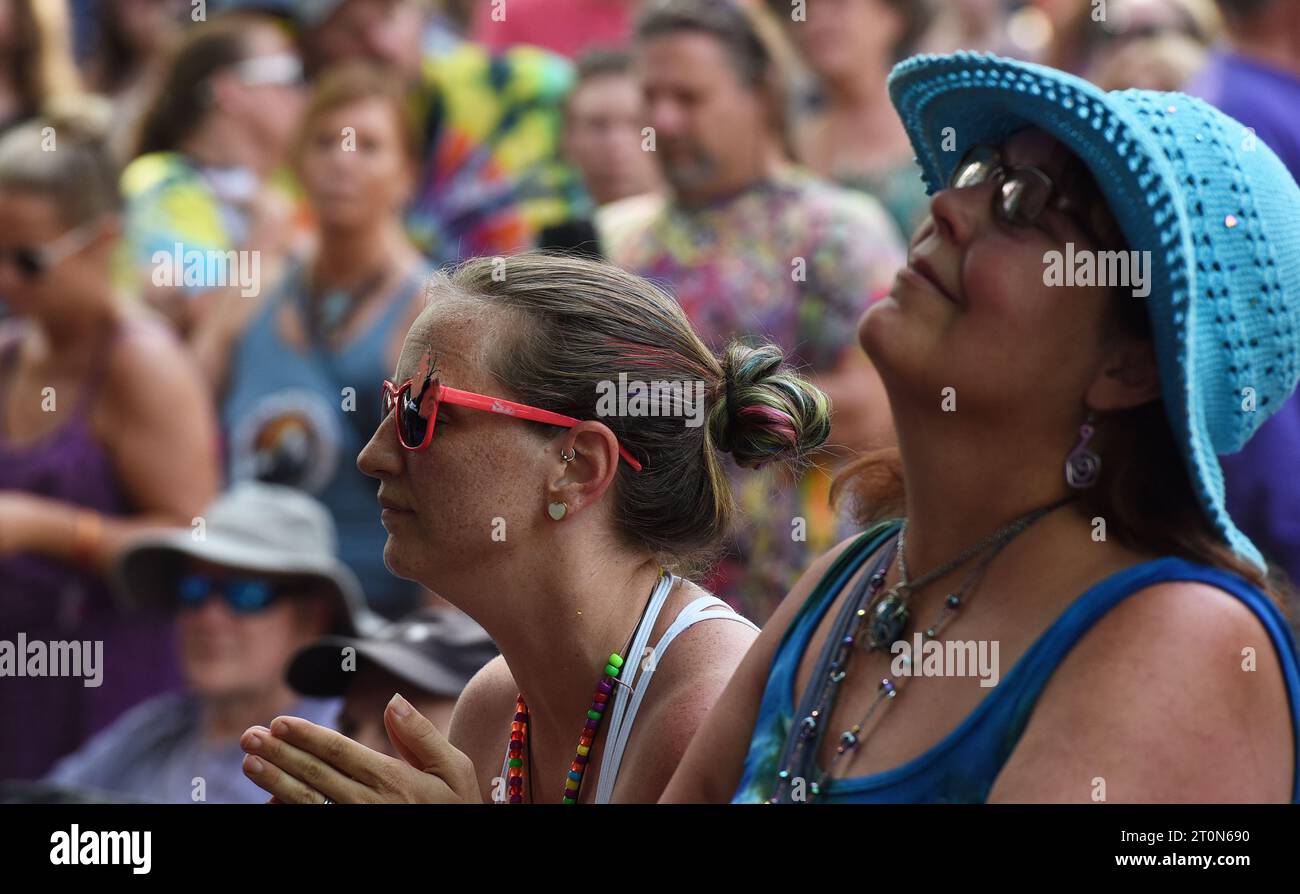 Live Oak, Usa. Oktober 2023. Die Menschen genießen die Musik beim siebten jährlichen Musikfestival Suwannee Roots Revival im Spirit of the Suwannee Music Park in Live Oak. (Foto: Paul Hennessy/SOPA Images/SIPA USA) Credit: SIPA USA/Alamy Live News Stockfoto