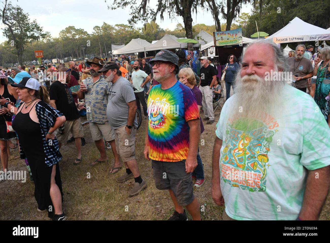 Live Oak, Usa. Oktober 2023. Die Menschen genießen die Musik beim siebten jährlichen Musikfestival Suwannee Roots Revival im Spirit of the Suwannee Music Park in Live Oak. (Foto: Paul Hennessy/SOPA Images/SIPA USA) Credit: SIPA USA/Alamy Live News Stockfoto