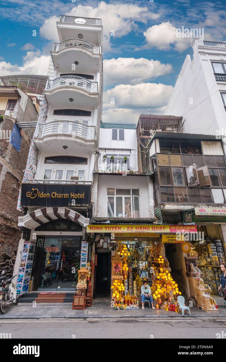 Hanoi, Vietnam. Architektur. Grundsteuern basierend auf der Länge der Frontage führen zu vielen engen Gebäuden. Stockfoto