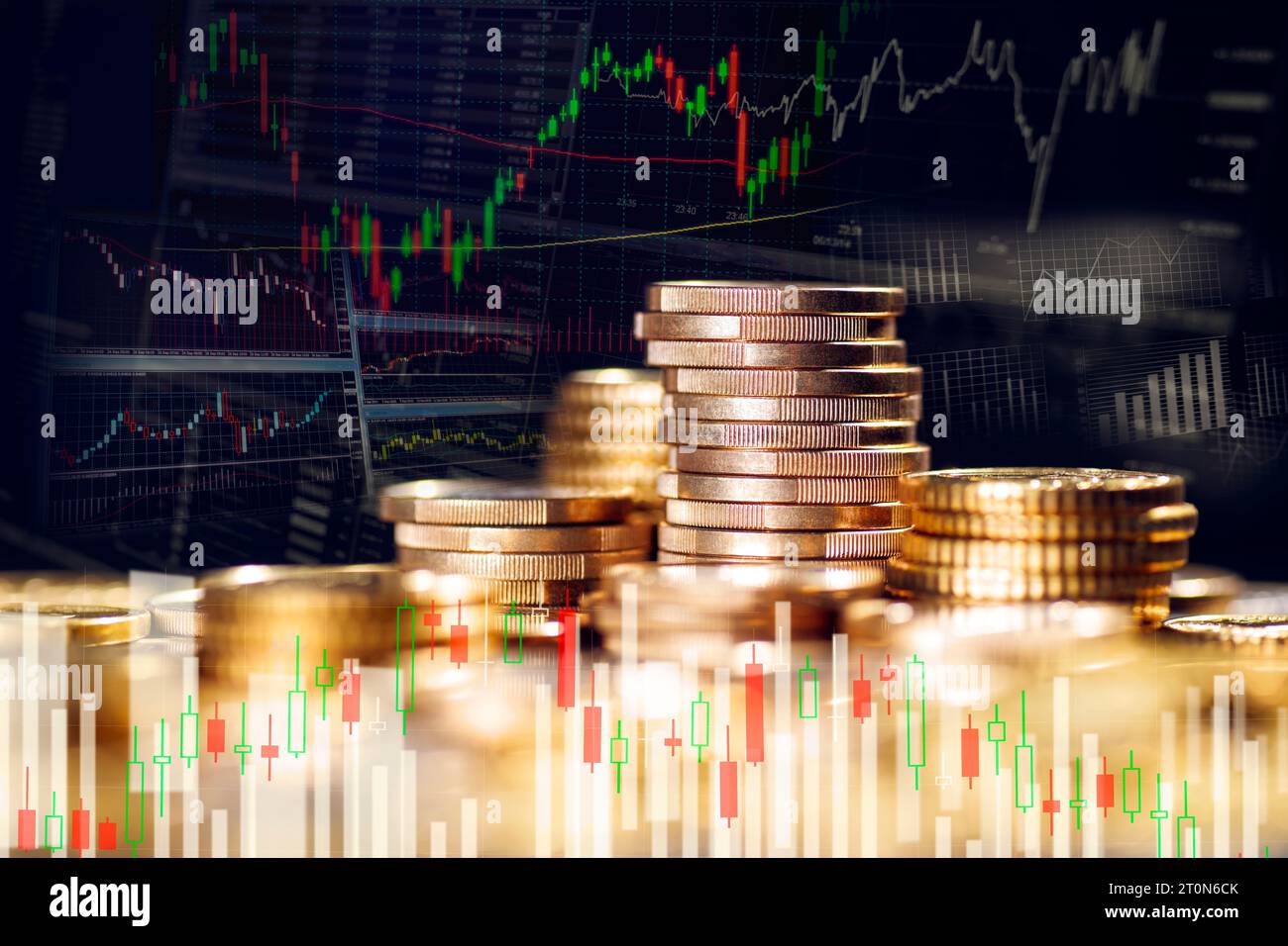 Stapel von Münzen und Diagrammen mit den Preisen der globalen Finanzmärkte Stockfoto