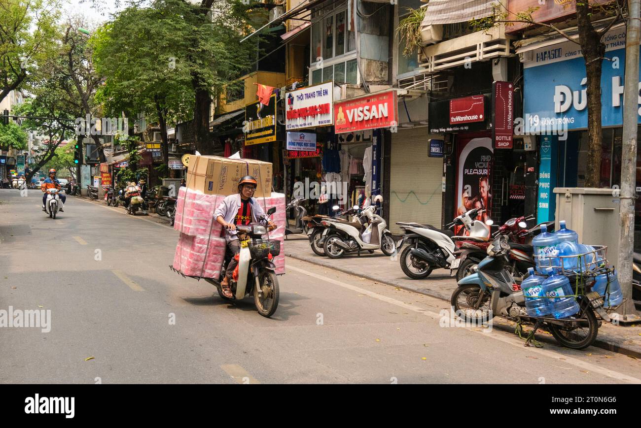 Hanoi, Vietnam. Straßenszene, Hang Trong Street, Altstadt. Stockfoto