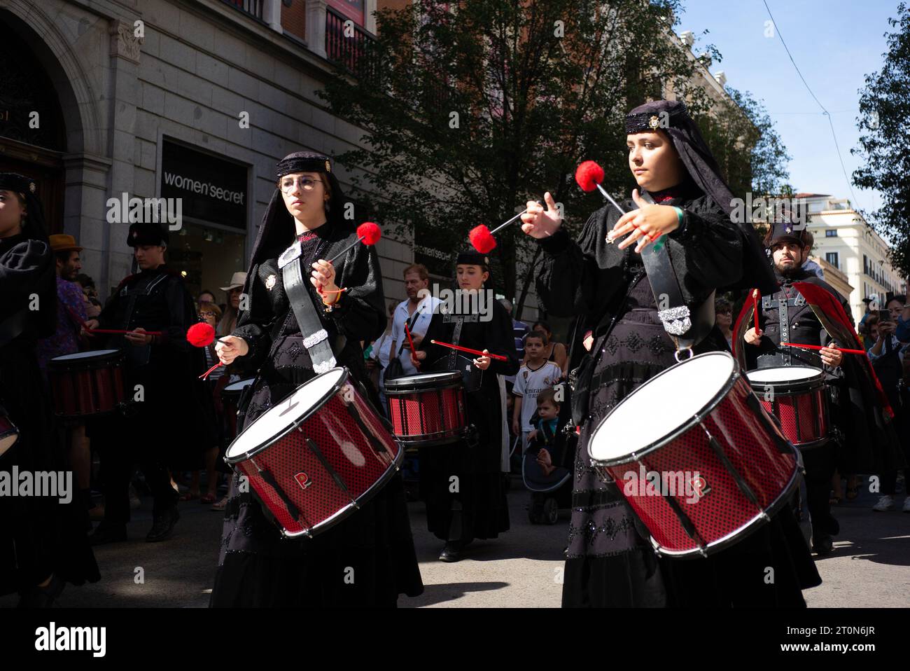 Musiker der Real Banda de Gaitas treten während des HISPANIDAD 2023 Festivals in der Puerta del Sol in Madrid am 8. Oktober 2023 auf Stockfoto