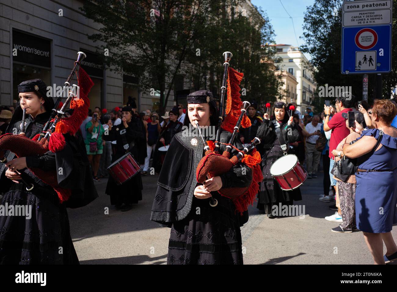 Musiker der Real Banda de Gaitas treten während des HISPANIDAD 2023 Festivals in der Puerta del Sol in Madrid am 8. Oktober 2023 auf Stockfoto