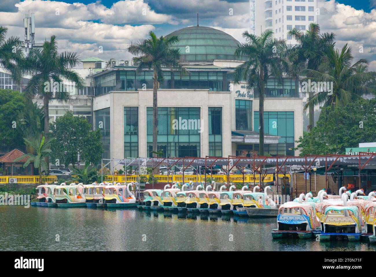 Hanoi, Vietnam. Paddelboote am Truc Bachsee. Stockfoto