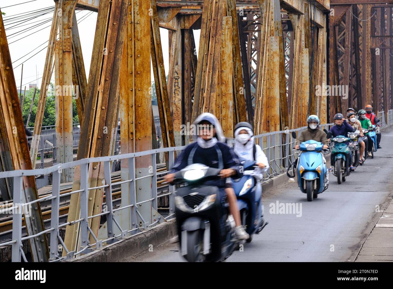 Hanoi, Vietnam. Long Bien Bridge Verkehr. Stockfoto