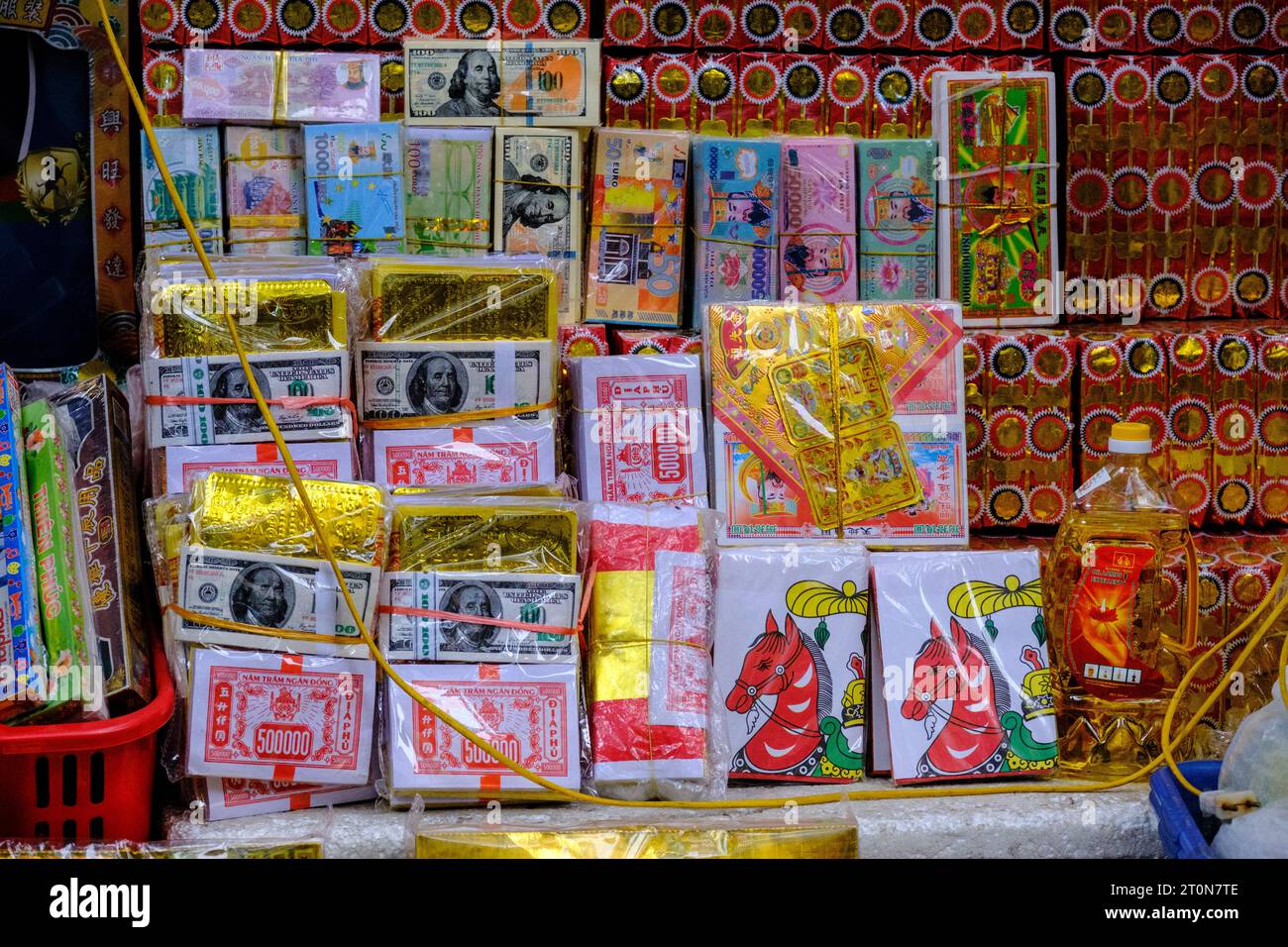 Hanoi, Vietnam, Hang Ma Street. Spiel Geld für Partys und Spiele. Stockfoto