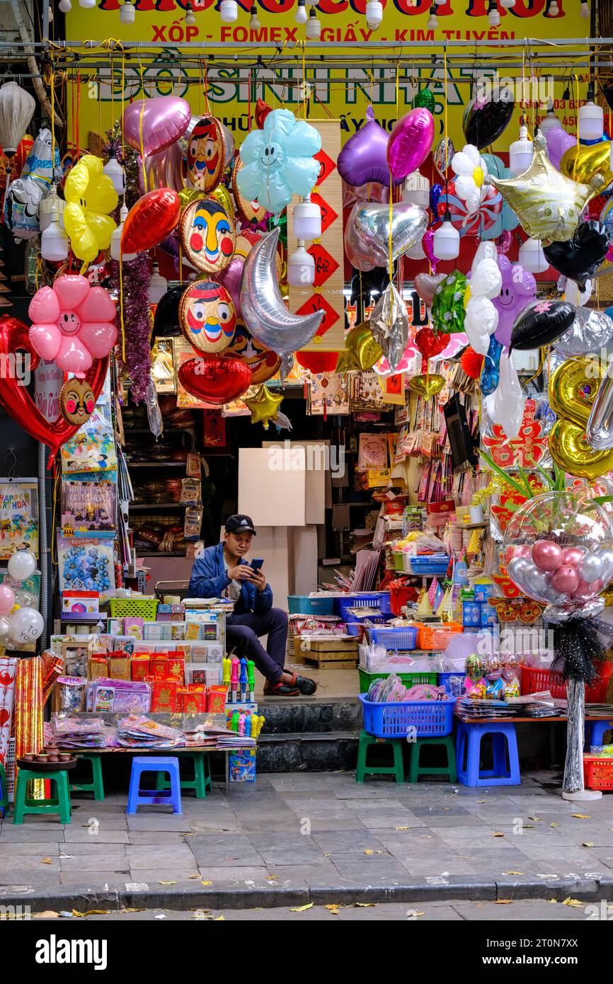 Hanoi, Vietnam. Hang Ma Shop, Der Partydekorationen Verkauft. Stockfoto