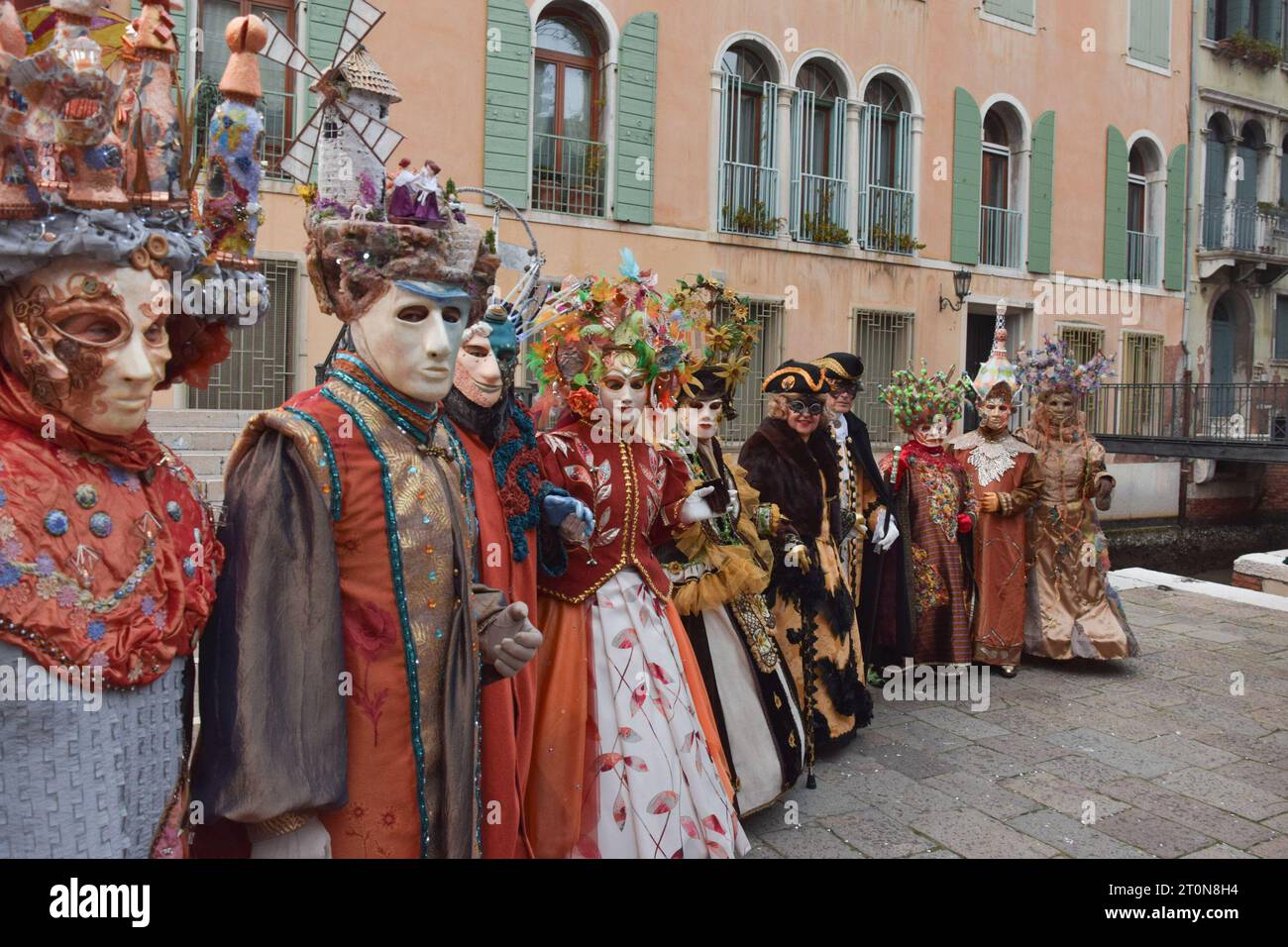 Eine Gruppe von Männern und Frauen, die sich für den Karneval in Venedig verkleidet haben Stockfoto