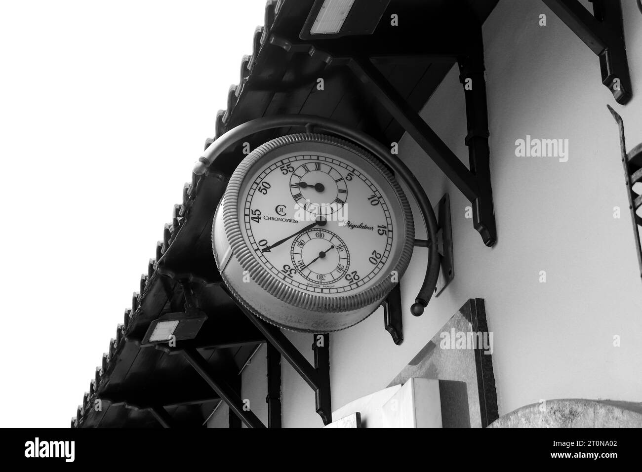 Große Chronoswiss Regulateure hing in schwarz-weiß auf den Straßen der berühmten Altstadt von Rhodos Stockfoto
