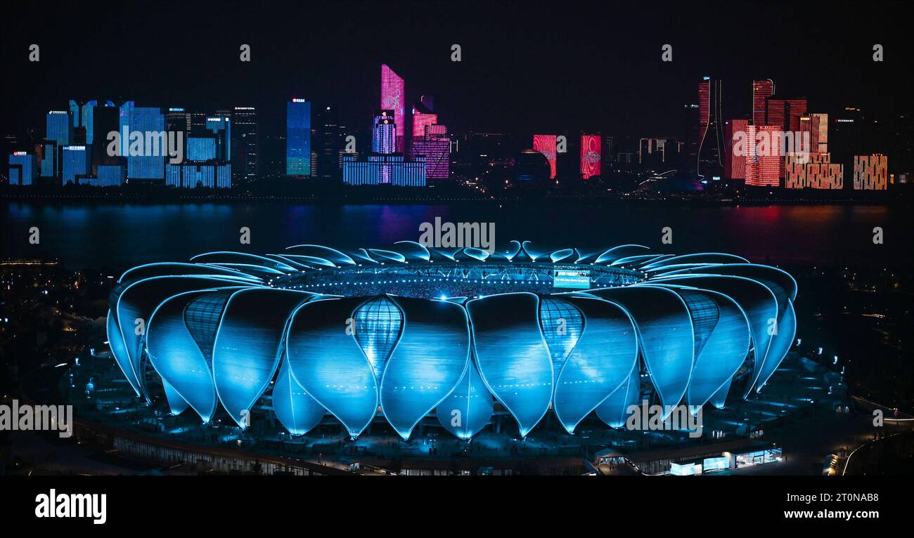 Hangzhou. Oktober 2023. Dieses am 8. Oktober 2023 aufgenommene Foto zeigt einen Blick auf das Stadion des Olympischen Sportzentrums in Hangzhou in der ostchinesischen Provinz Zhejiang. Quelle: Xia Yifang/Xinhua/Alamy Live News Stockfoto