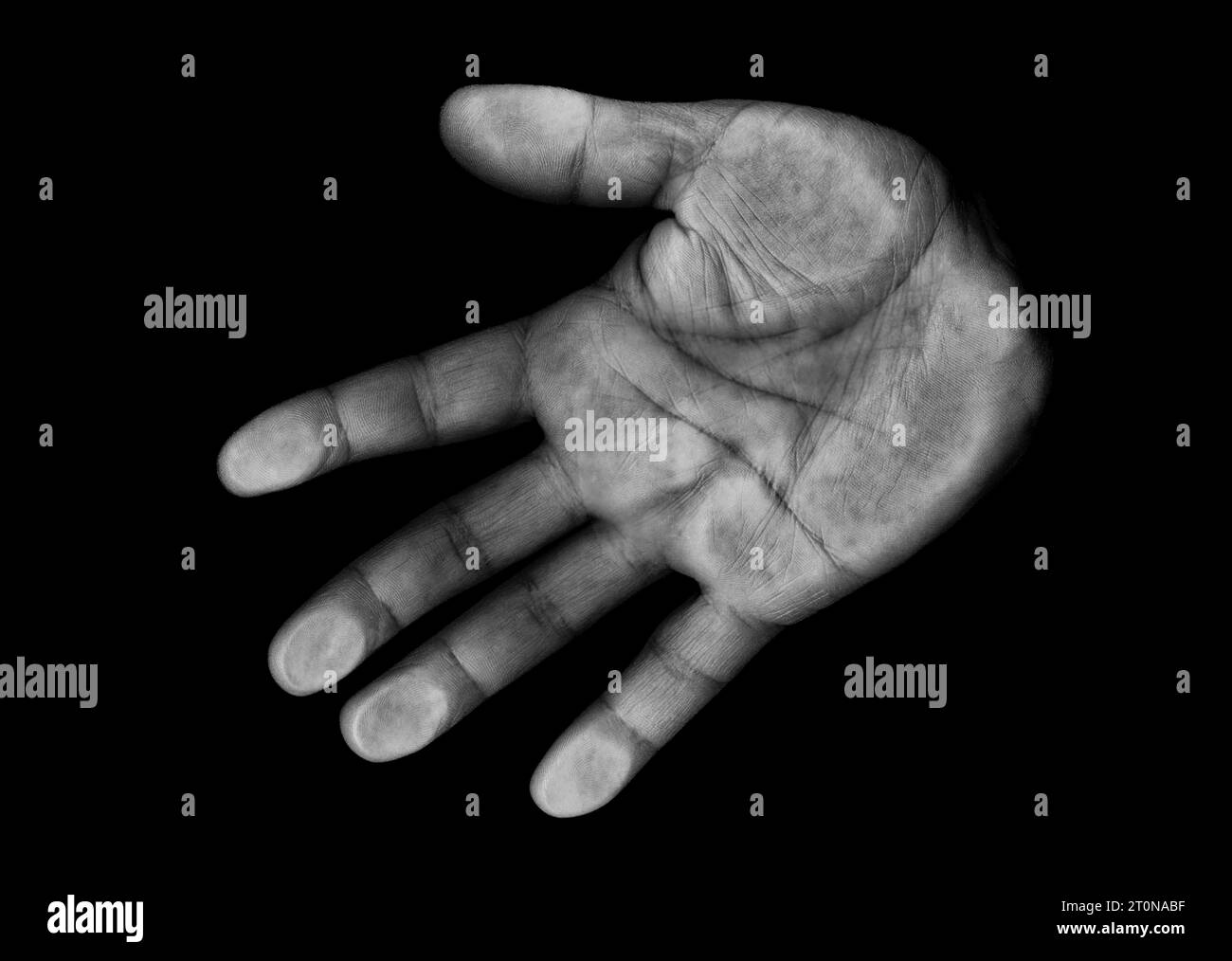 Der Handabdruck eines Mannes in Schwarz-weiß, mit Schlammeffekt, auf schwarzem Hintergrund Stockfoto