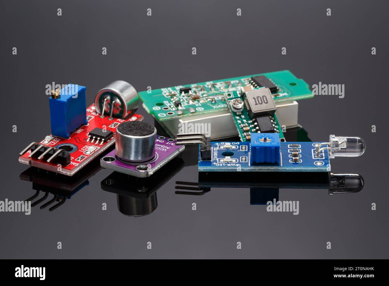 Ein Satz von verschiedenen zusätzlichen Sensormodulen für Projekte mit Arduino. Nahaufnahme auf grauem Hintergrund. Stockfoto