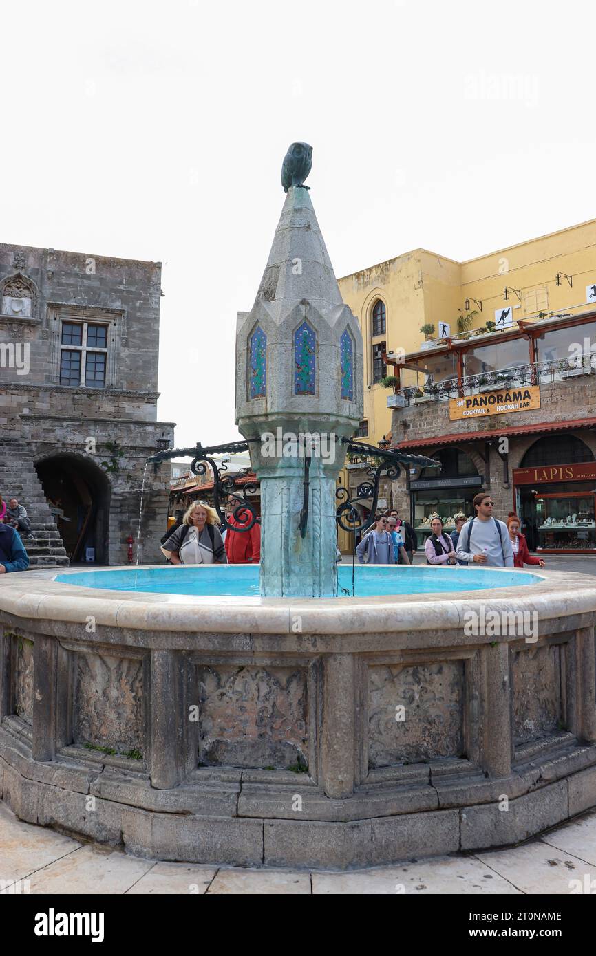 Castellania-Brunnen (Socratous-Brunnen) an der besten Lage des Ippokratous-Platzes in Rhodos, Altstadt Stockfoto