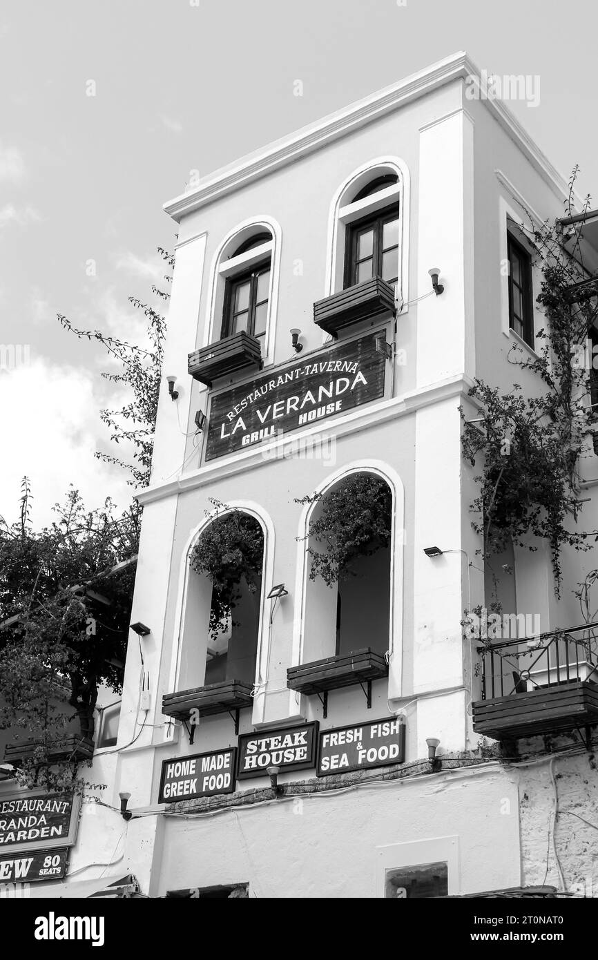 Schwarz-weißes La Veranda Grill House Restaurant - Taverne in einem traditionellen Rhodiangebäude in Rhodos Stadt, Altstadt Stockfoto