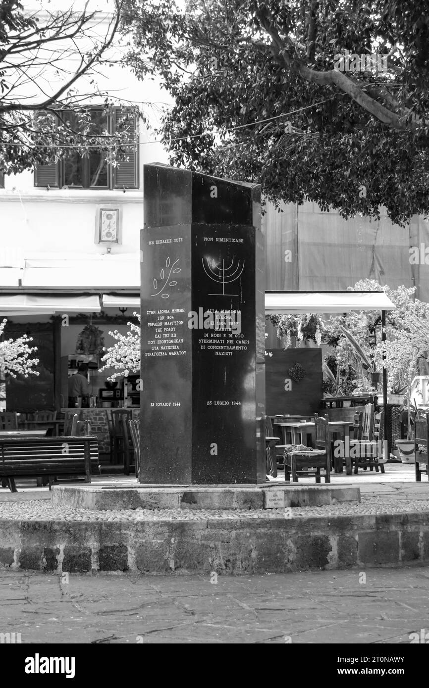 Holocaust-Denkmal für die jüdischen Märtyrer von Rhodos auf dem Platz der jüdischen Märtyrer (Evreon Martyron) in Schwarz-weiß Stockfoto