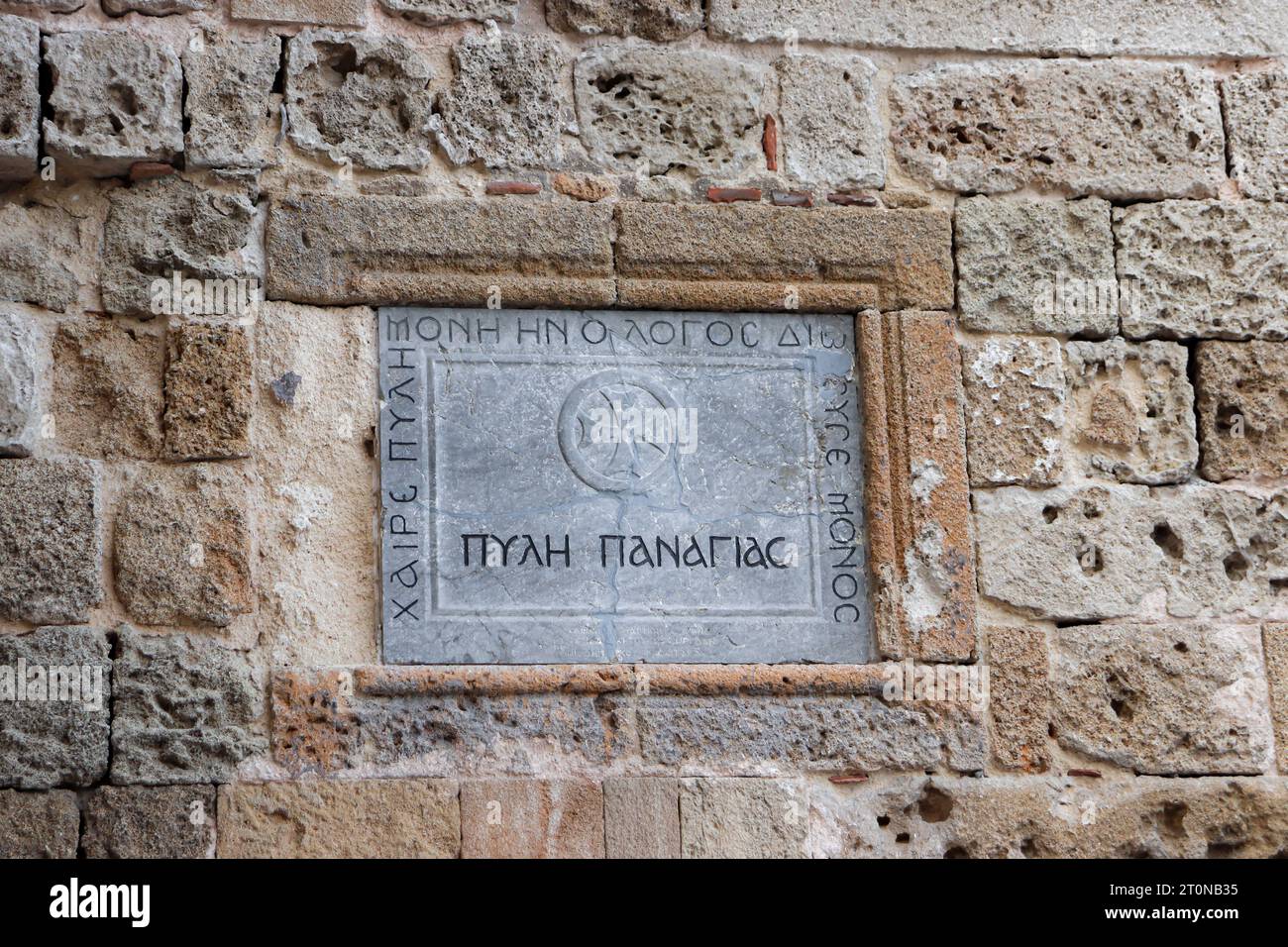 Schild des Panayia-Tors (Jungfrau Maria), ein Eingangstor vom Hafen der Stadt Rhodos zur Altstadt von Rhodos Stockfoto