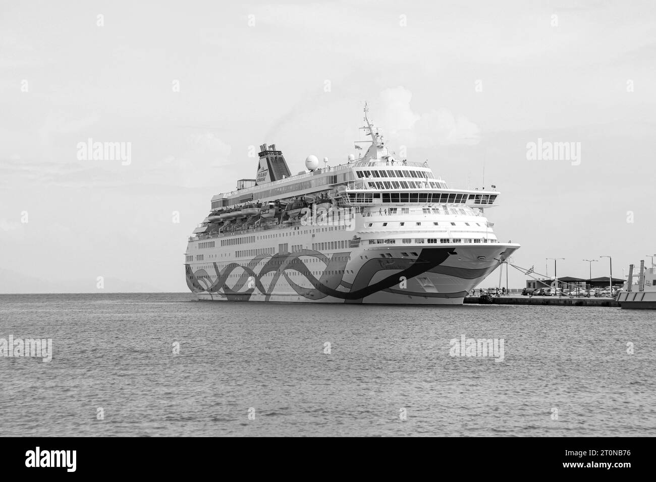 Mano Maritime Kreuzfahrt, Crown Iris Schiff in Rhodos, Griechenland Kreuzfahrtanleger in Schwarz-weiß Stockfoto