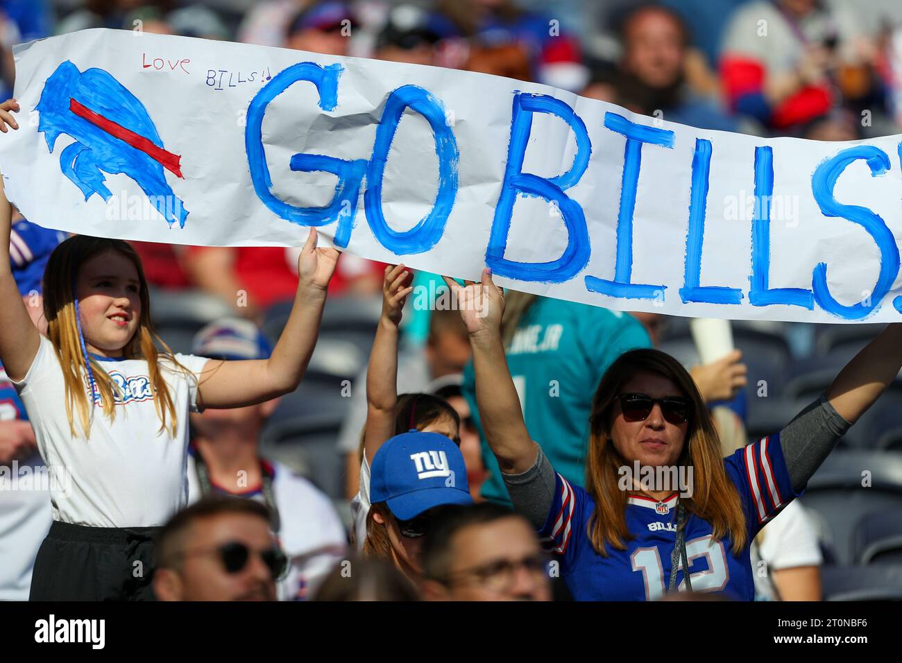 Tottenham Hotspur Stadium, London, Großbritannien. Oktober 2023. NFL UK Football, Jacksonville Jaguars versus Buffalo Bills; Buffalo Bills Fans Credit: Action Plus Sports/Alamy Live News Stockfoto