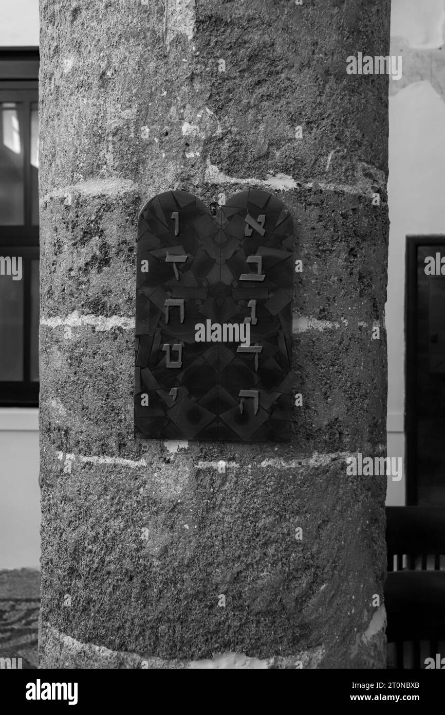 Das Design der Steintafeln (zehn Gebote), ausgestellt in der Synagoge von Kahal Schalom (Synagoge der Heiligen Friedenskongregation) Stockfoto