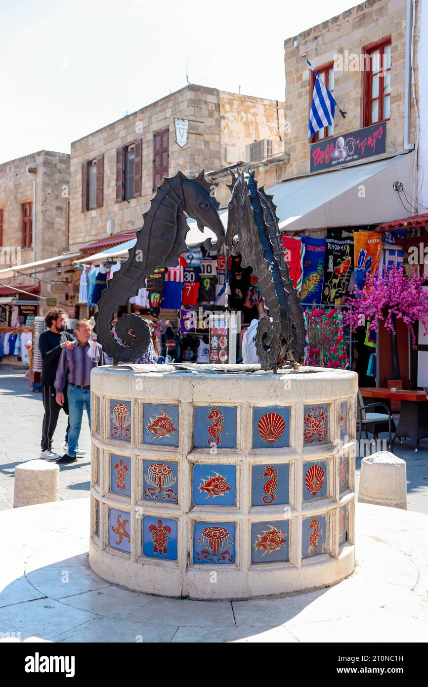 Nahaufnahme des beliebten Brunnen der Seahorse-Statue auf dem Platz der jüdischen Märtyrer in Rhodos, Altstadt Stockfoto