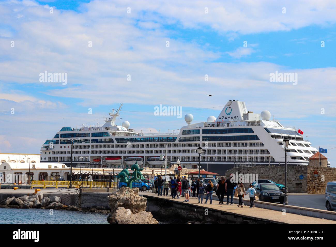 Das Kreuzfahrtschiff Azamara Pursuit hat im Hafen von Rhodos angedockt Stockfoto
