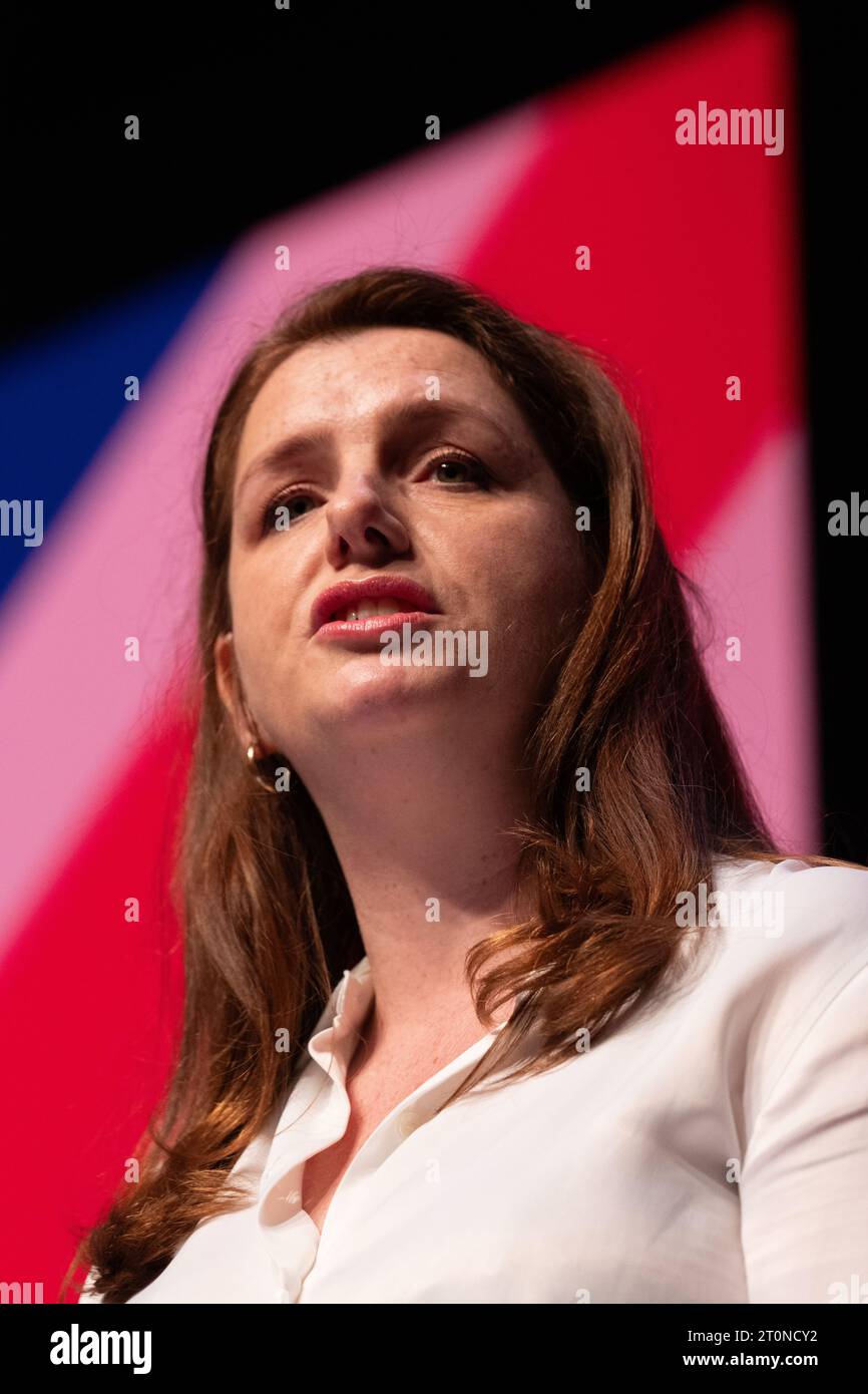 Alison McGovern (Labour MP für Wirral South) begrüßt Delegierte vor Angela Rayner Deputy Leader's Peech, Shadow Deputy Premierminister und Shadow Secretary of State for Levelling Up, Housing and Communities auf der Labour Conference 2023. Beobachtet vom Arbeitsleiter Keir Starmer und Mitgliedern des Schattenkabinetts. Liverpool UK. Bild: Garyroberts/worldwidefeatures.com Stockfoto