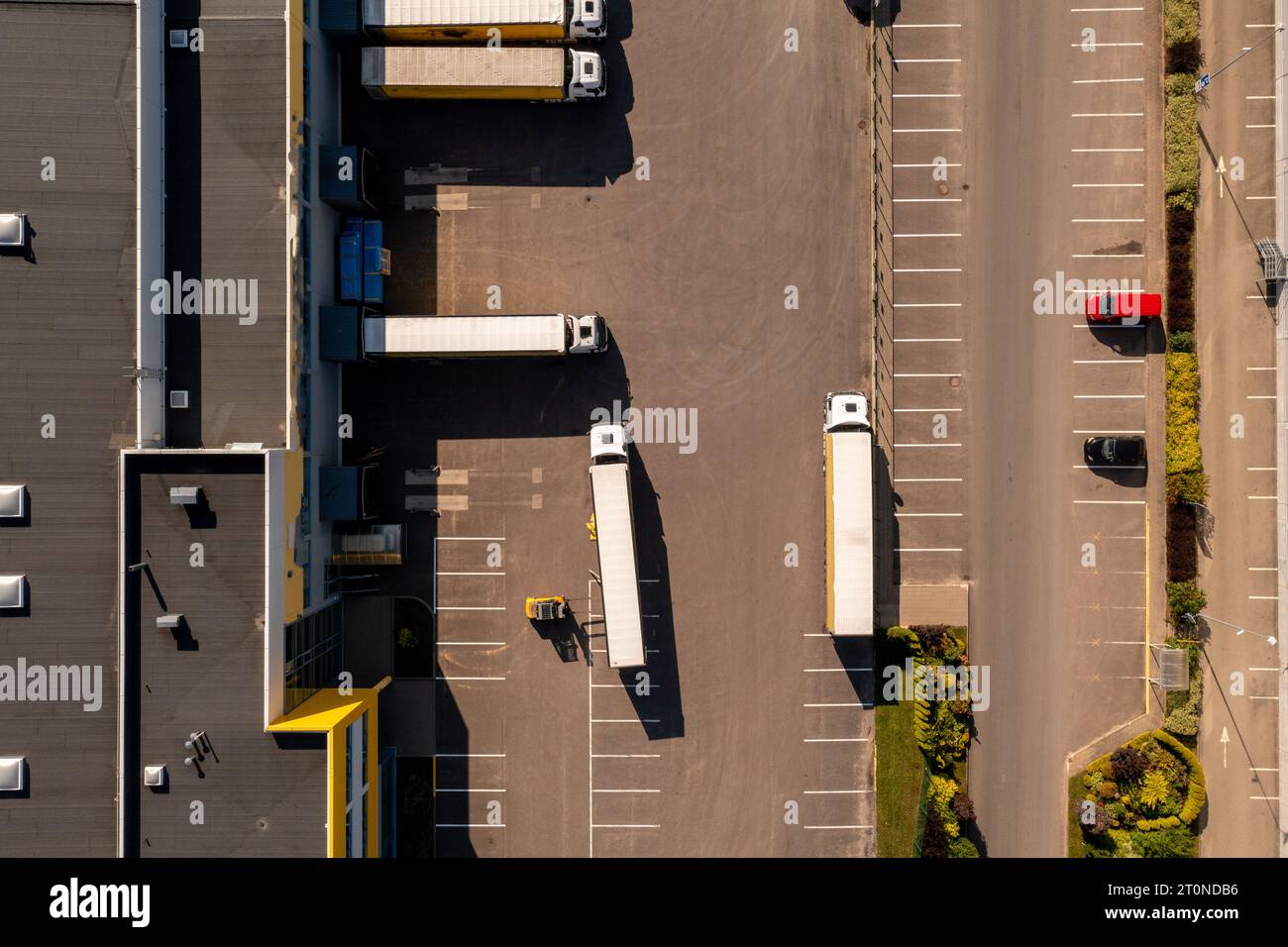Drohnenfotografie von Logistiklagern und geparkten LKW an sonnigen Sommertagen. Stockfoto