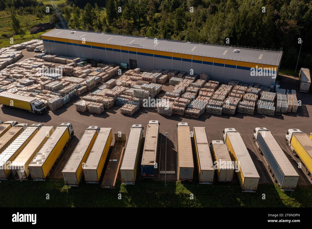 Drohnenfotografie von Logistiklagern und geparkten LKW an sonnigen Sommertagen. Stockfoto