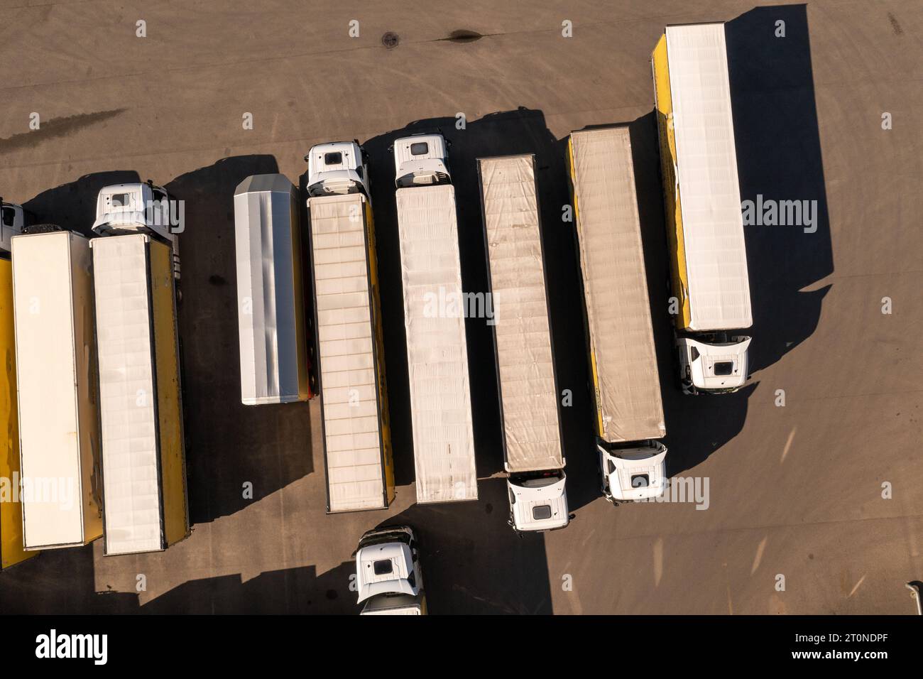 Drohnenfotografie von geparkten LKW an sonnigen Sommertagen. Stockfoto