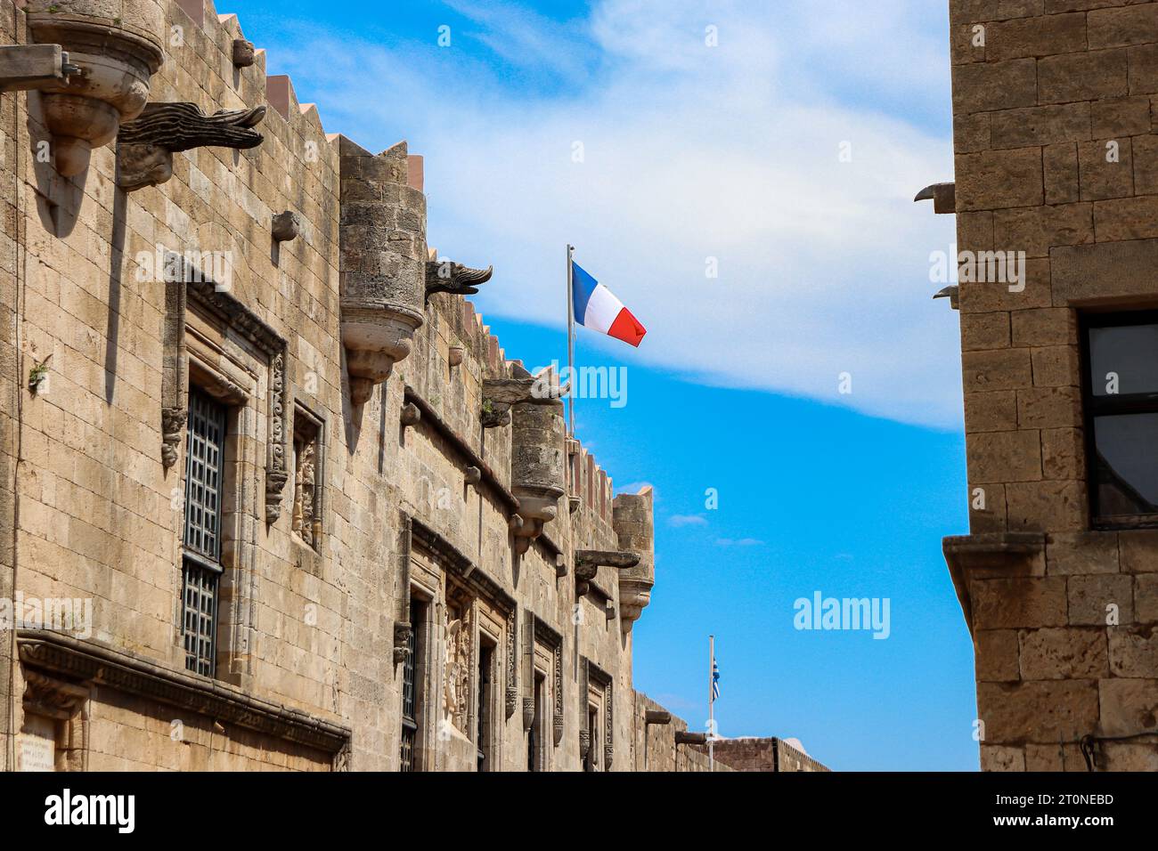 Französische Flagge, die im Wind über dem französischen Konsulat in Rhodos in der Rue des Chevaliers in der Altstadt der mittelalterlichen Stadt weht Stockfoto