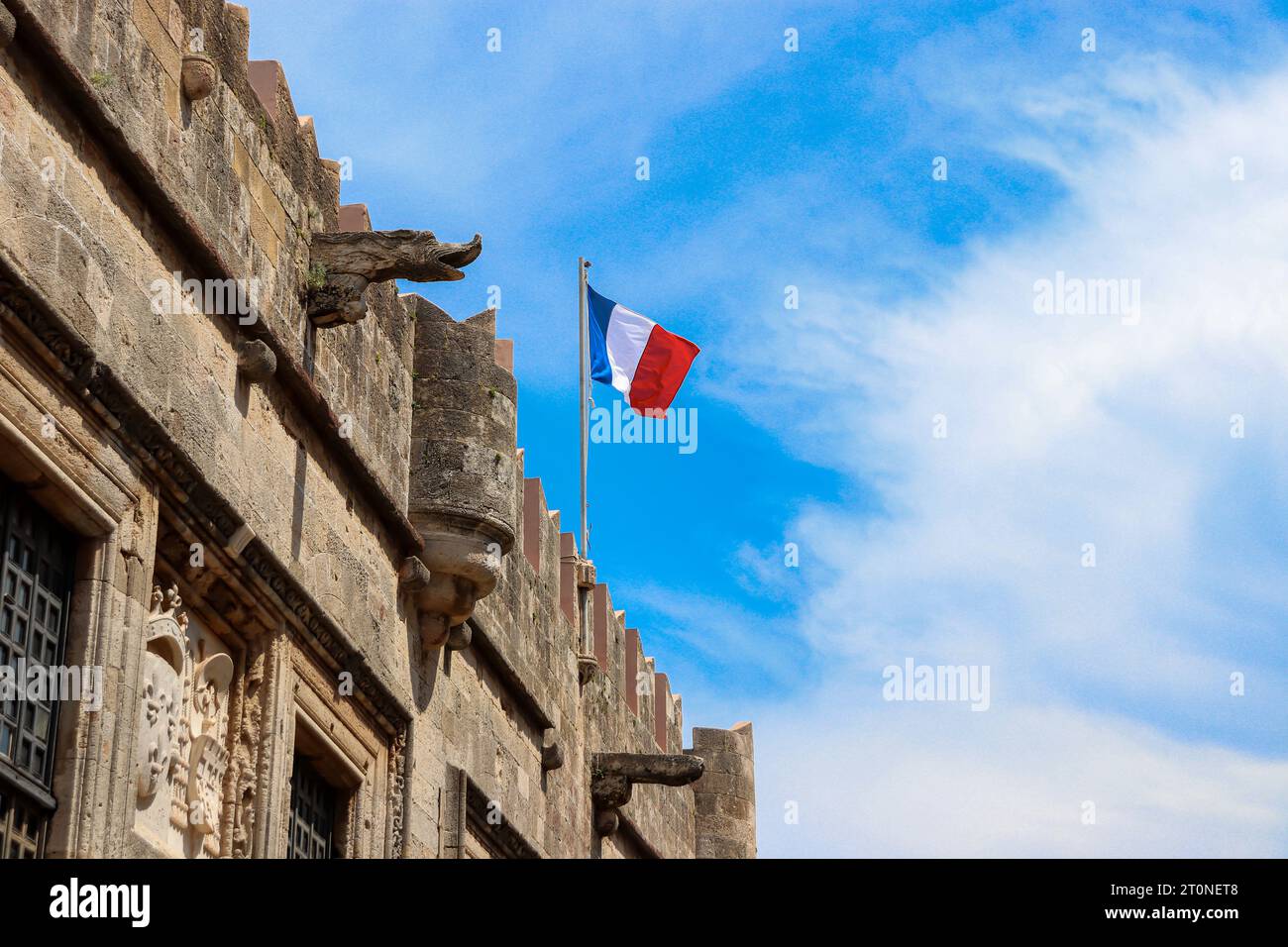 Französische Flagge, die im Wind über dem französischen Konsulat in Rhodos in der Rue des Chevaliers in der Altstadt der mittelalterlichen Stadt weht Stockfoto
